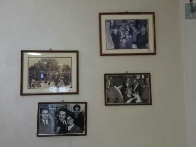 �In questi scatti si notano gli amici di Domenico, tutti sanpietrani�, spiega la signora Ostuni, proprietaria dello storico caff� Roma, meta fissa del cantante